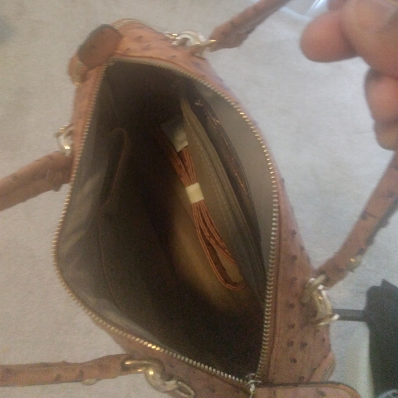 NWOT PEBBLED FAUX LEATHER BAG - Picture 2 of 4